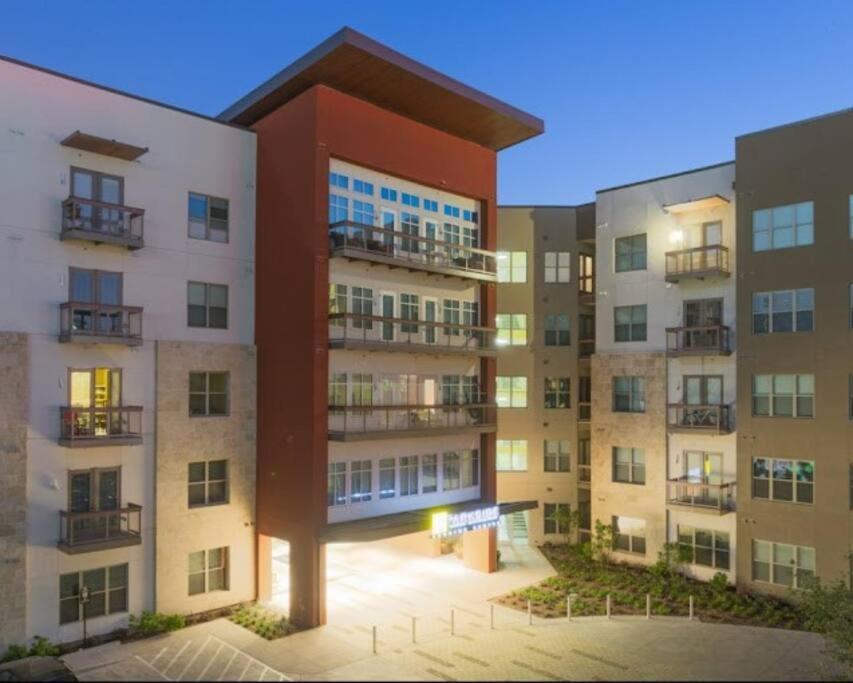 Luxurious, 1 Bedroom Near Downtown & Dickies Arena Форт Уорт Екстериор снимка