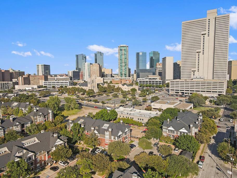 Luxurious, 1 Bedroom Near Downtown & Dickies Arena Форт Уорт Екстериор снимка